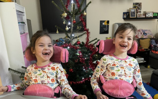 Pomoc pro Karolínku s Rozárkou, dvojčata s dětskou mozkovou obrnou
