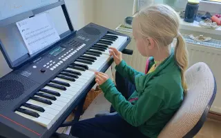 Piano pro děti z komunitní školy