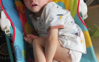 Pomoc Oliwerkovi vkročit do první třídy po svých nožičkách.