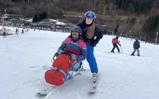 Pomozme Niki získat auto, které jí usnadní cesty do školy a domů