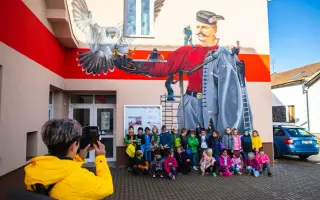 Sokolovně teče do bot