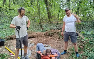 Pomozte nám vytvořit místo pro dětství Mezi stromy