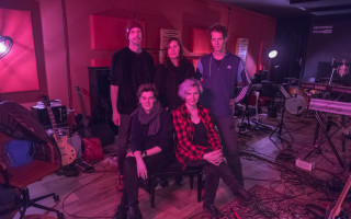 Kapela Terrible 2s vydává nové album „Dotýkať sa oblakov“