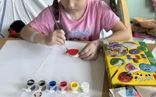 Pomozme malé Melissce projít léčbou leukémie s maminkou po boku