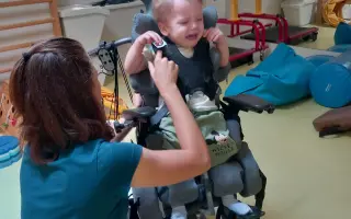 Zdravotní kočárek pro Josífka na podporu držení  těla