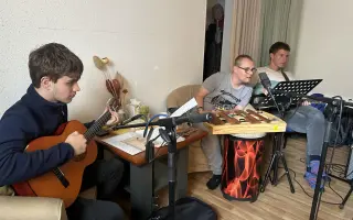 Podpořte knížku Příběhy písní z muzikoterapie s hudebními QR odkazy