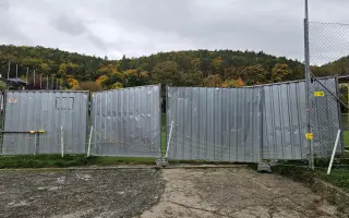 Oplocení fotbalového hřiště proti divokým prasatům