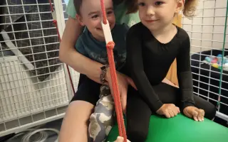 Elenka vyhrála boj o život. Teď bojuje o první kroky.