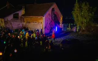 Sokolovně teče do bot