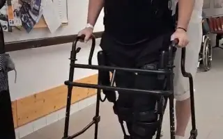 Táta na vozíku chce znovu stát na nohou pro svého syna