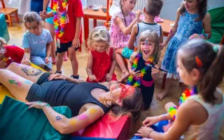 Sokolovně teče do bot