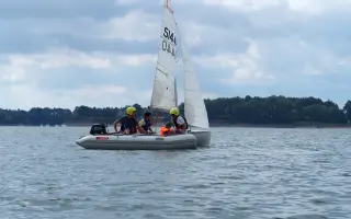 Záchranný motorový člun pro skautský plachetní oddíl