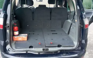 Auto, které spojuje pomoc a naději