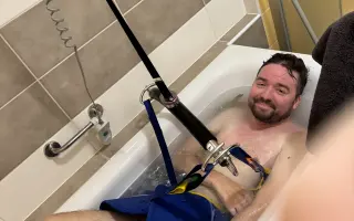 Auto a zvedák pro Pepu s roztroušenou sklerózou