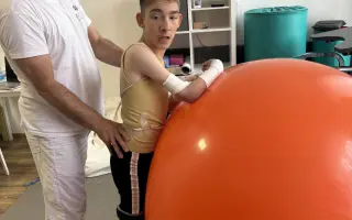 Nový vozíček a rehabilitace pro Daníka