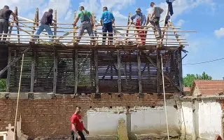 Střecha pro český etnodům v srbské vesnici Kruščica