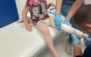 Pomoc pro Adélku a Elišku - Bemer, který jim vrací sílu, ortéza a rehabilitace