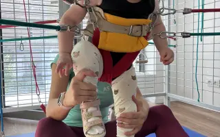 Pomozme Adriance dělat krůčky vpřed