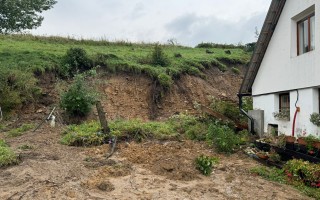 Manžele Hudcovi nevyplavila voda, ale zasypala podmáčená zem