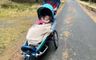 Rehabilitace a speciální kočárek pro Karolínku