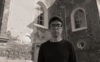 Obec Všekary & David Vávra: skleněný Kristus v poutním kostele na hranici Sudet