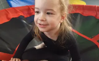 Elenka vyhrála boj o život. Teď bojuje o první kroky.