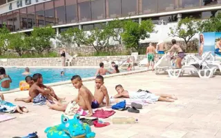 Dívají se na staré fotky od moře. Pomozme jim vytvořit nové.