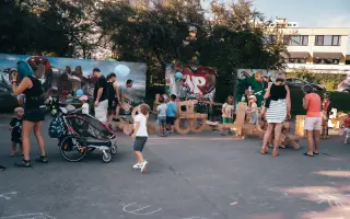 🧡 Podpořte první sousedskou slavnost na hřišti Farky v rámci Zažít město jinak!