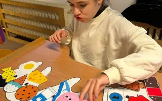 Pomozte handicapované Laře s opravou auta