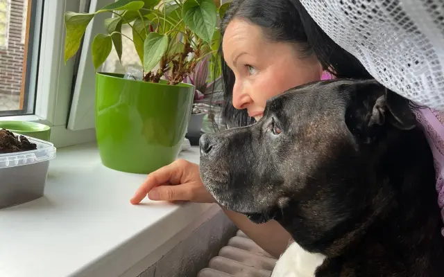 Pomozte Hance zvládnout život s roztroušenou sklerózou