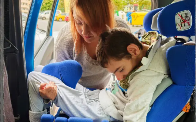 Pečují 14 let o postiženého syna Martínka. Teď potřebují pomoc jeho rodiče.