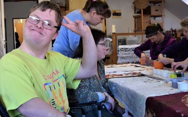 Originální svíčka ze sociálně terapeutické dílny Charity Opava Radost