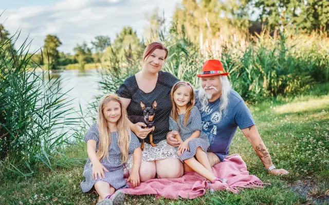 Pomozte se holkám postavit zpět na nohy po ztrátě tatínka