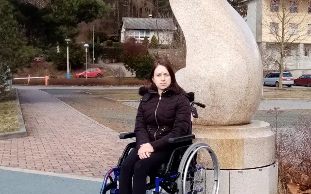 Stimulátor WalkAide pro Michaelu po cevní mozkové příhodě