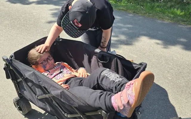 Pomozme sourozencům s autismem k bezpečnému prostředí, učení a komunikaci.