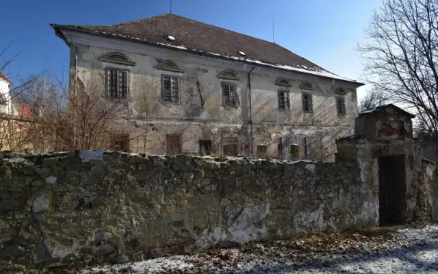 Zachraňte s námi barokní faru v Lodhéřově v jižních Čechách