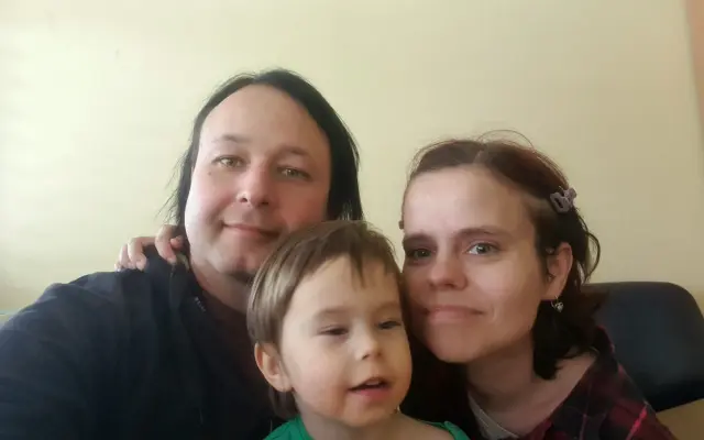 Pomozte tátovi, který se 24 hodin denně stará o manželku a dceru