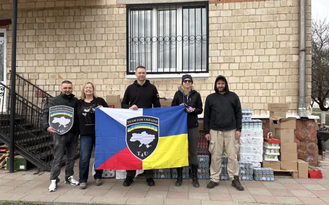 Auto pro sirotčinec v Mahale