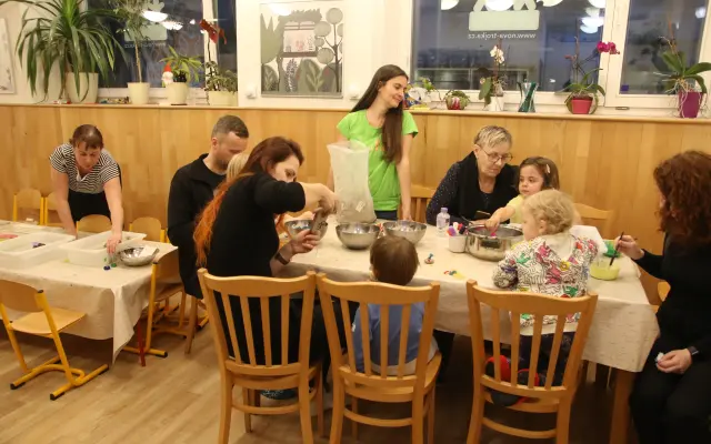 Udržme Simoně práci a naději na spokojený život s její dcerou