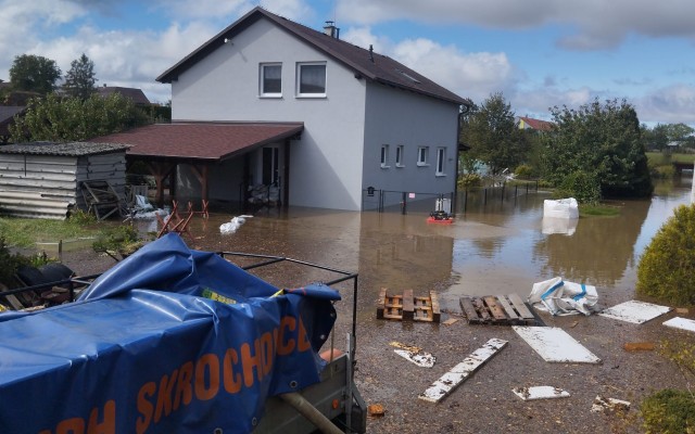 Mladá rodina se dvěma dětmi přišla z důvodu povodní o vybavení domácnosti.