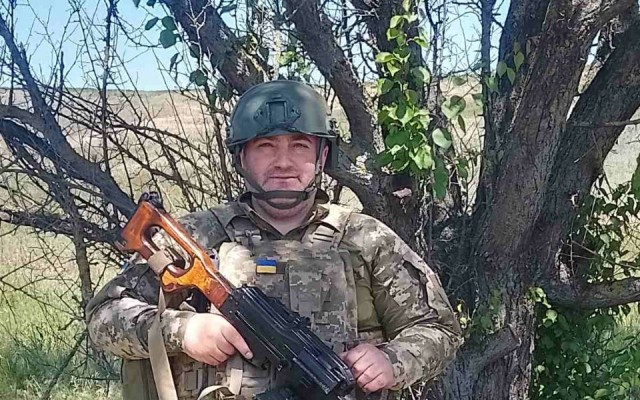 Pomoc zraněnému obránci Ukrajiny při návratu na frontu