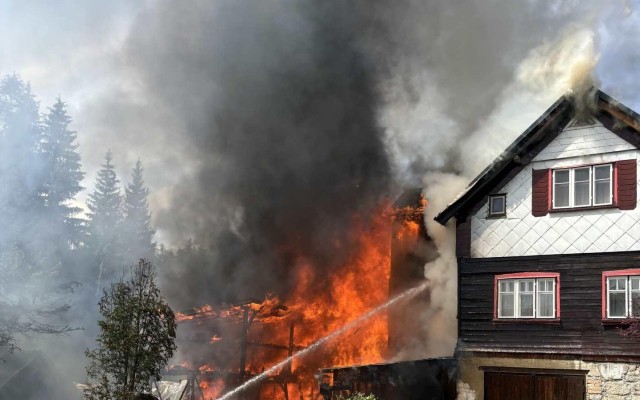 Tragický požár vzal domov rodičům a jejich mentálně postiženému synovi