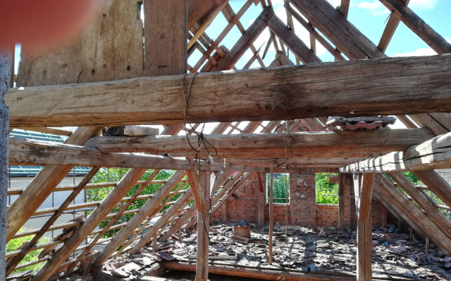 Pomoc po zásahu kulovým bleskem domova rodiny Škaloudových