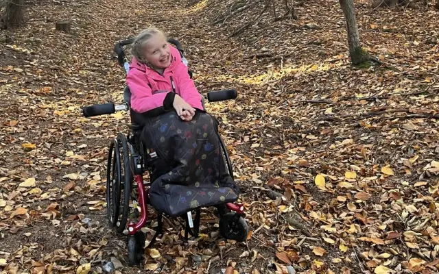 Rehabilitace a speciální kočárek pro Karolínku