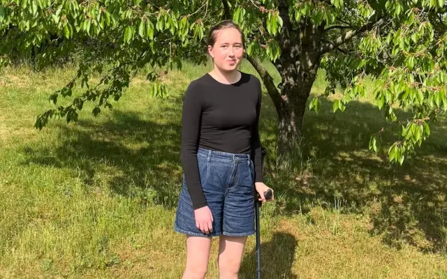 Pomohli jste Sarah na cestě od operace nádoru mozkového kmene zpět k maturitě