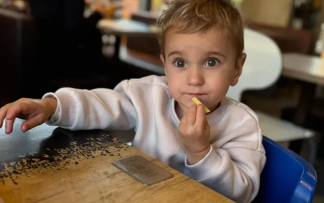 Kochleární implantát pro malého Thea