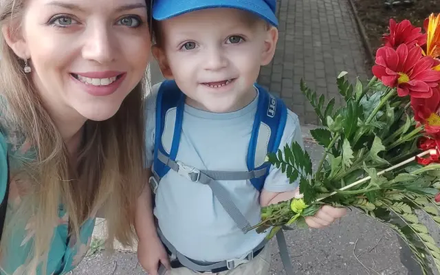 Pomoc s léčbou zubu pro maminku malého chlapečka