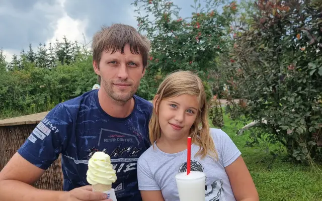 Pomoc pro tátu samoživitele a 13letou dceru