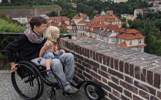 Táta na vozíku potřebuje motor