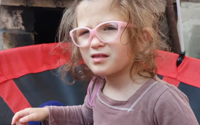 Vlnami k naději: Eleonorka a její cesta k delfínům